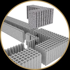 Szare bloczki styropianowe o strukturze plastra miodu, ułożone w sposób demonstracyjny, ukazujący system łączenia elementów termoizolacyjnych elewacji.