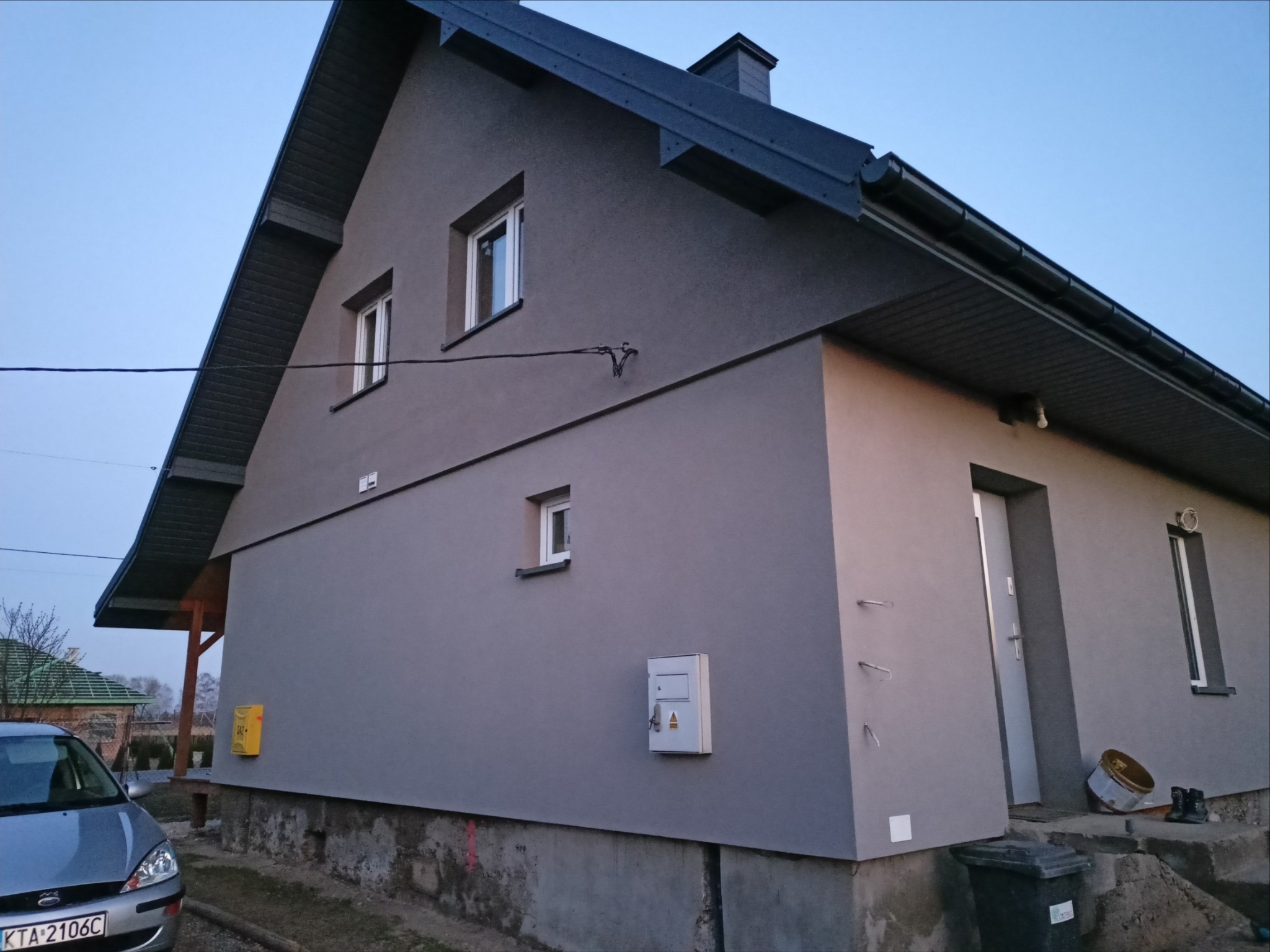 Na dachu blachodachówka Venecja czarna , podbitka