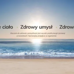Spokojny krajobraz morski z piaskiem, falami i słońcem, z tekstem 'Zdrowe ciało, Zdrowy umysł, Zdrowe życie' i opisem korzyści zdrowotnych.