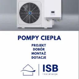 Biała pompa ciepła marki Kaisai, składająca się z jednostki zewnętrznej z wentylatorem i jednostki wewnętrznej z wyświetlaczem, na szarym tle z tekstem reklamowym firmy ISB Instalacje oferującej...