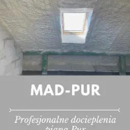 Poddasze ocieplone pianką PUR, widoczne krokwie i okno dachowe. Na dole reklama firmy MAD-PUR z numerem telefonu.