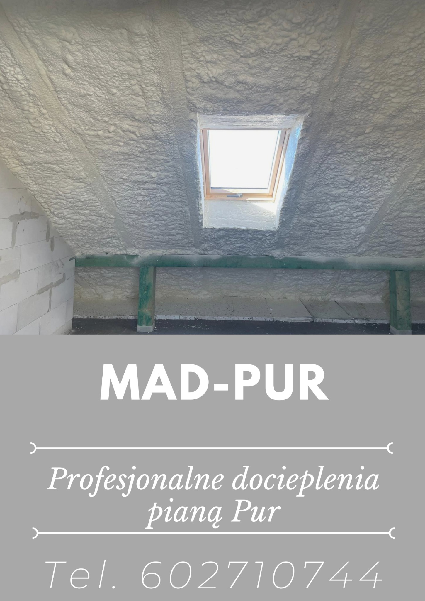 Poddasze ocieplone pianką PUR, widoczne krokwie i okno dachowe. Na dole reklama firmy MAD-PUR z numerem telefonu.