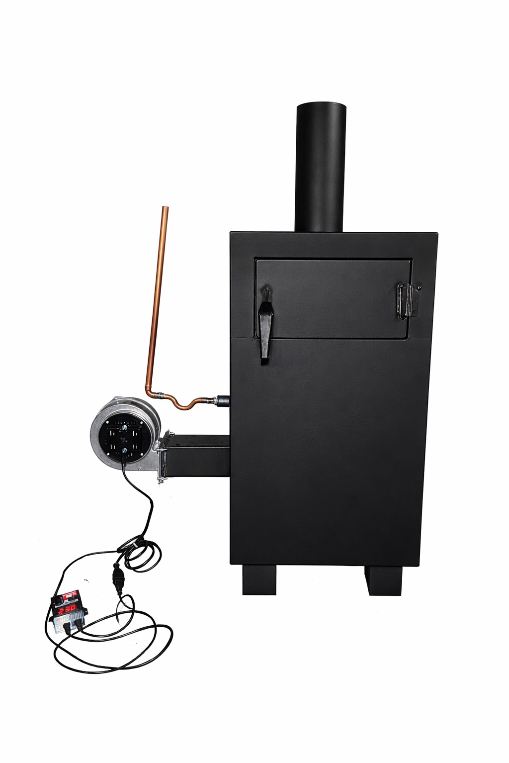 Czarny, metalowy piec z rurą i wentylatorem, widok z przodu na białym tle. Detal metalowej konstrukcji, widoczne elementy spawane i elektryczne.