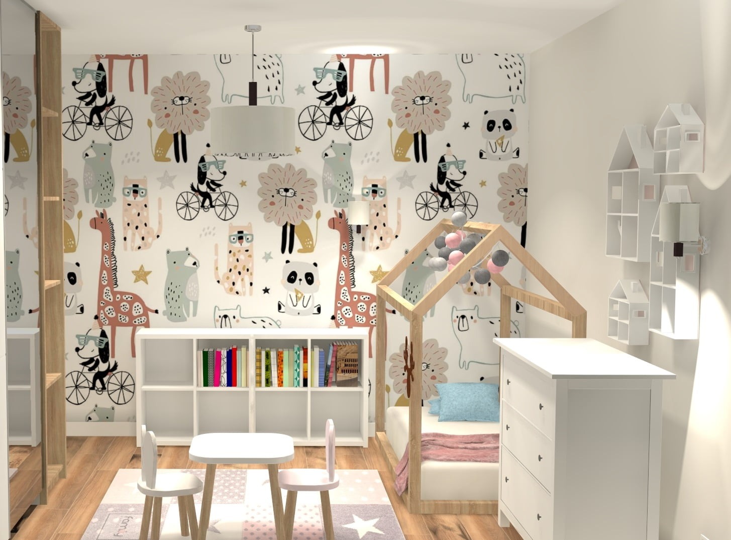 Pokój dziecięcy z tapetą w zwierzęta, łóżkiem w kształcie domku z kulkami, białym regałem z książkami i stolikiem z krzesełkami.