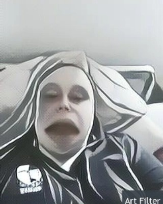 Zdjęcie twarzy osoby z nałożonym filtrem graficznym, leżącej na poduszce, z zamkniętymi oczami i otwartymi ustami.