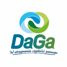 Logo firmy DaGa z hasłem 'W utrzymaniu czystości pomaga'. Logo przedstawia splecione ze sobą elementy w kolorach niebieskim i zielonym.