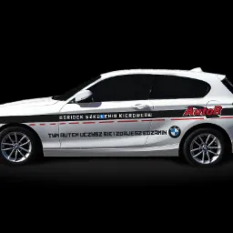 Biały samochód BMW z naklejkami reklamującymi ośrodek szkolenia kierowców 'AutoR' na czarnym tle.