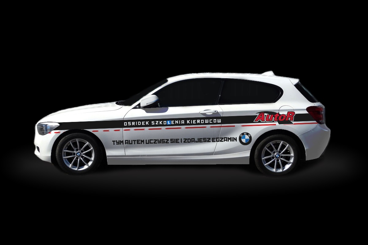 Biały samochód BMW z naklejkami reklamującymi ośrodek szkolenia kierowców 'AutoR' na czarnym tle.