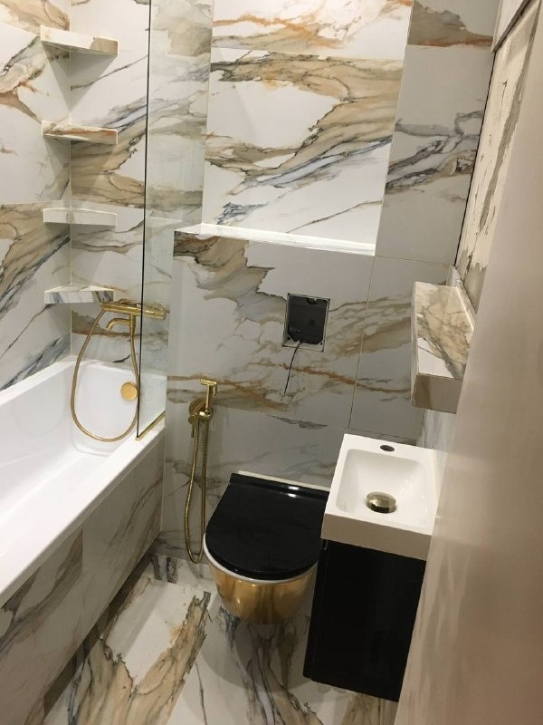 Łazienka w złotych kolorach z ręcznie wykonanymi półeczkami z płytek 120cmx60cm. ul Andersa w Warszawie.