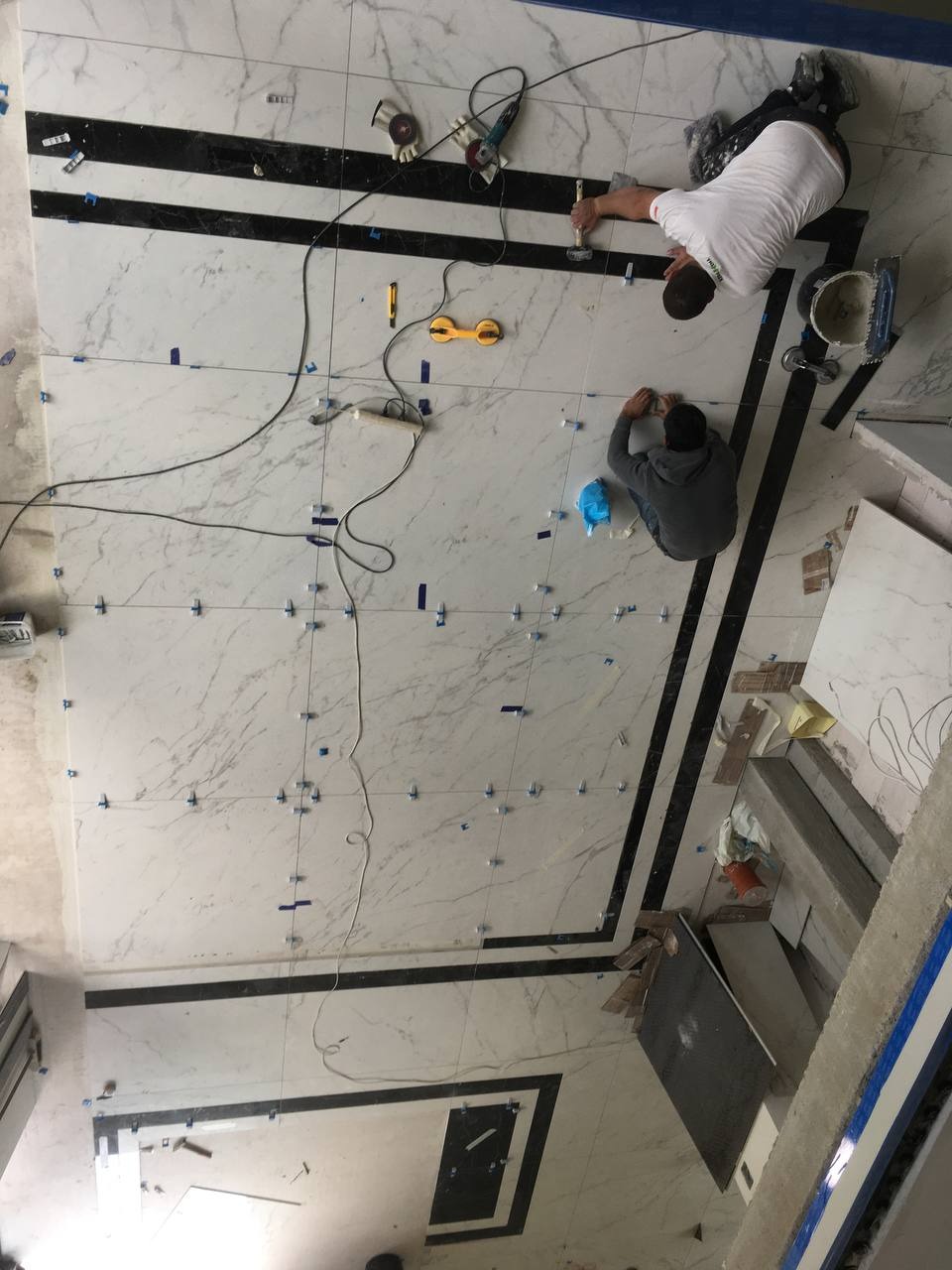 Spieki kwarcowe 120x120 podłoga i 4 łazienki, Wzorki wycinane ręcznie. Magdalenka.