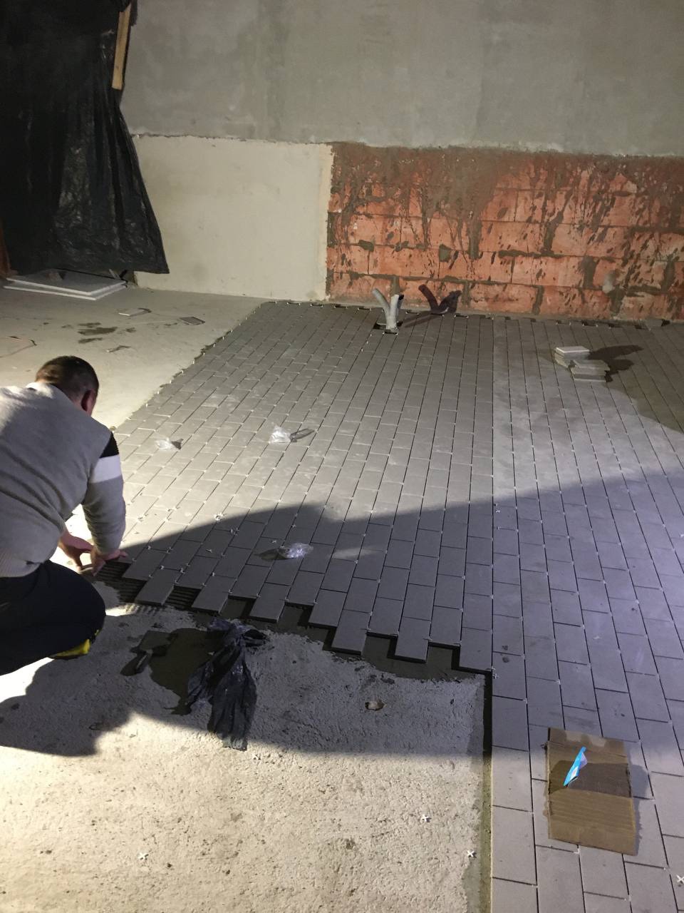 800m2 płytek 10cmx20cm, Autoryzowany Serwis BMW Warszawa - Bielany.