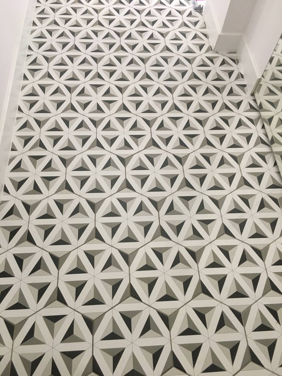 Układanie płytek ul Chmielna, Warszawa