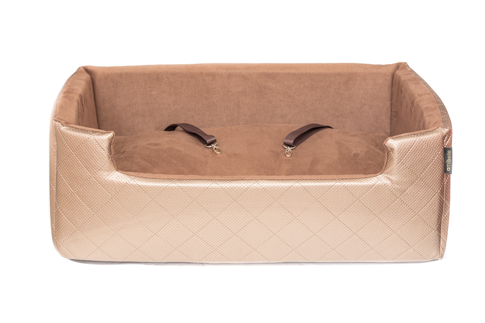 Beżowe, pikowane legowisko samochodowe dla psa z brązową poduszką i dwoma paskami mocującymi, widoczne logo 'amibelle'.