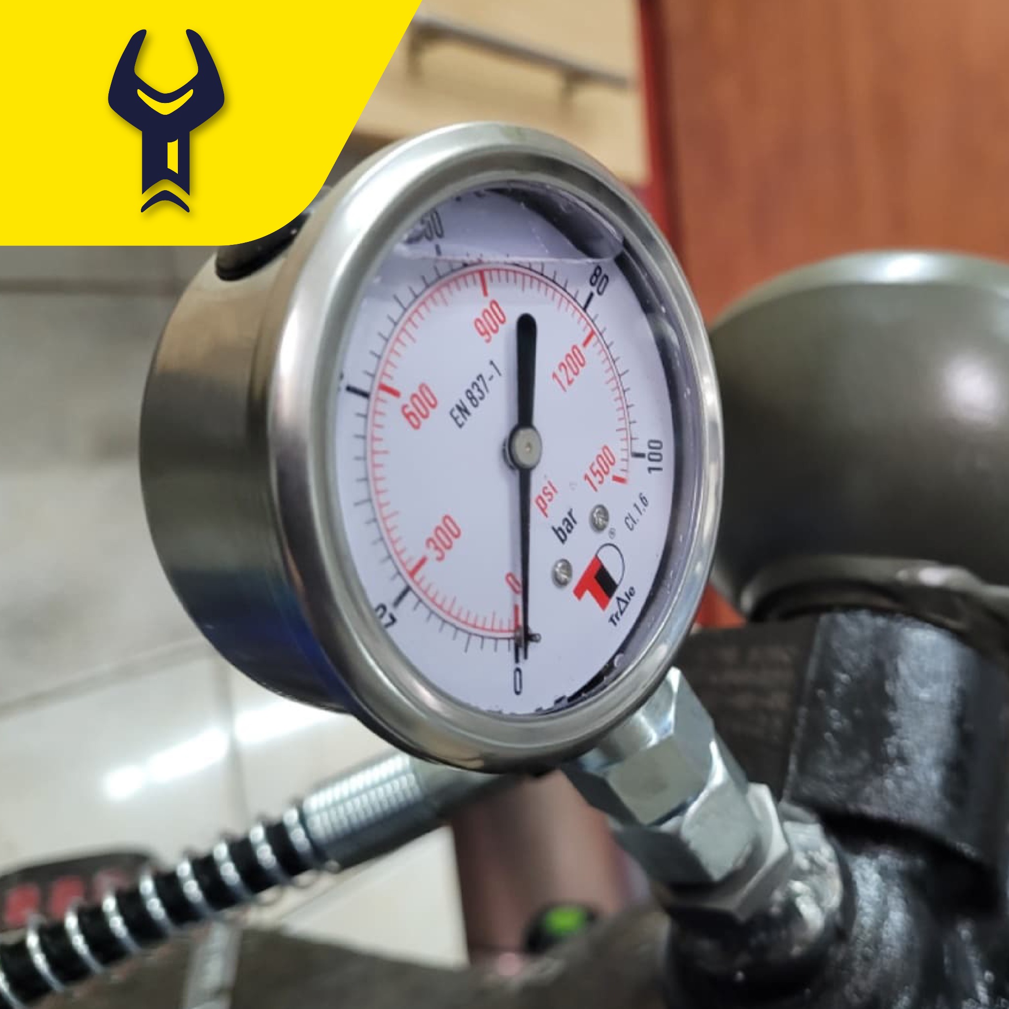 Manometr wskazujący ciśnienie w instalacji, skala w PSI i Bar, z widocznym logo producenta TrAle.