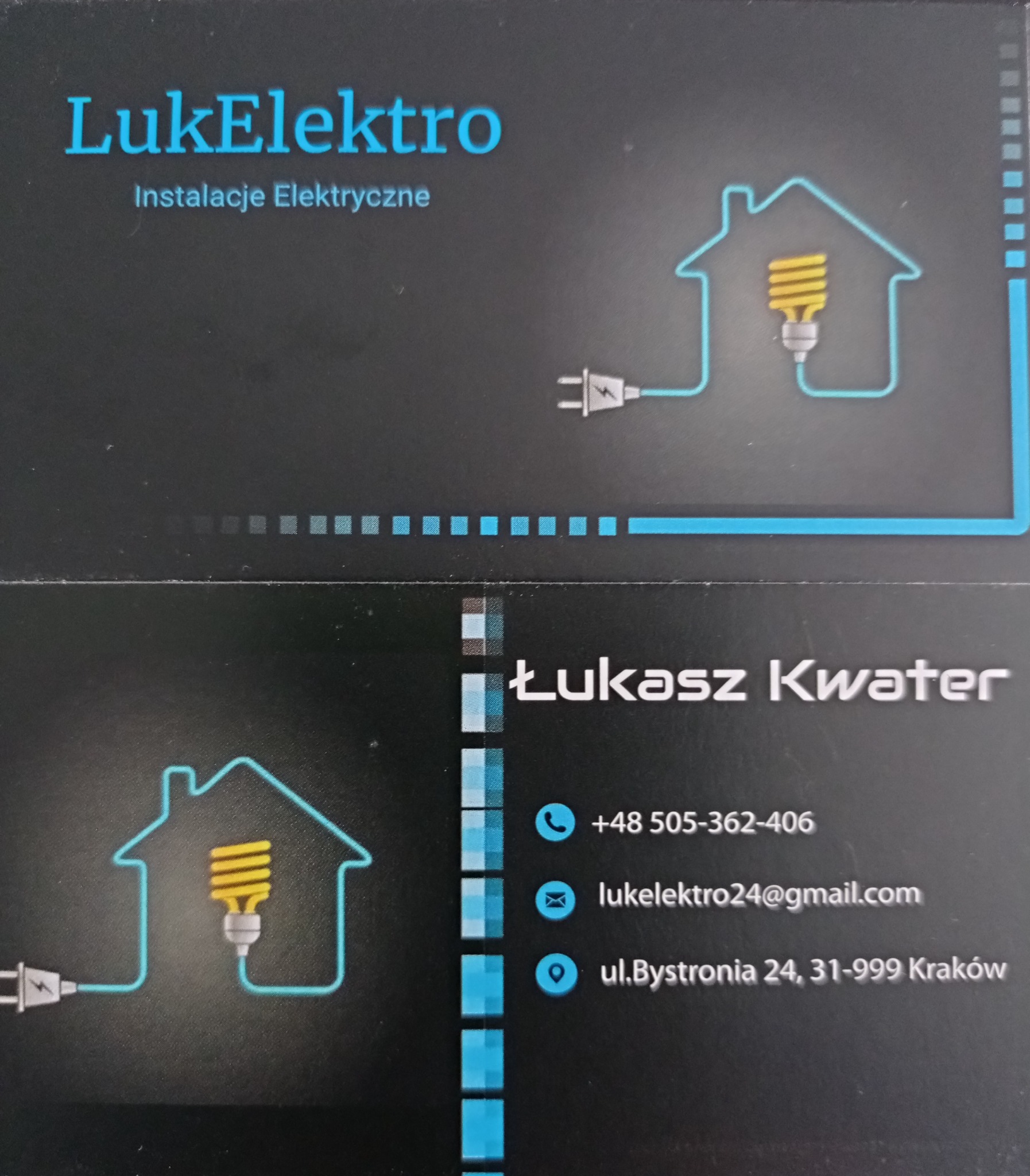 Wizytówka firmy LukElektro z instalacji elektrycznych, z niebieskim schematycznym rysunkiem domu z żarówką i wtyczką, oraz danymi kontaktowymi Łukasza Kwatera.
