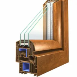 Przekrój okna z potrójnym szkleniem, ukazujący profile PCV w kolorze drewna i detale konstrukcyjne.