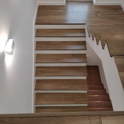 Renowacja schodów wraz ze zmianą koloru stopni