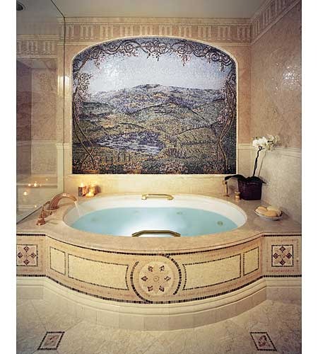 Luksusowa łazienka z okrągłą wanną obudowaną mozaiką i mozaikowym panelem ściennym przedstawiającym górski krajobraz.