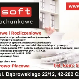 Reklama biura rachunkowego Accsoft z ofertą usług księgowych, rozliczeniowych i kadrowo-płacowych, numerem telefonu i adresem w Częstochowie, w tle regał z segregatorami i dłoń trzymająca dokumenty.