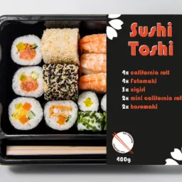 Zestaw sushi 'Sushi Toshi' w czarnym opakowaniu: California roll, Futomaki, Nigiri, Mini California roll, Hosomaki, widoczne pałeczki, etykieta z nazwą i składem.