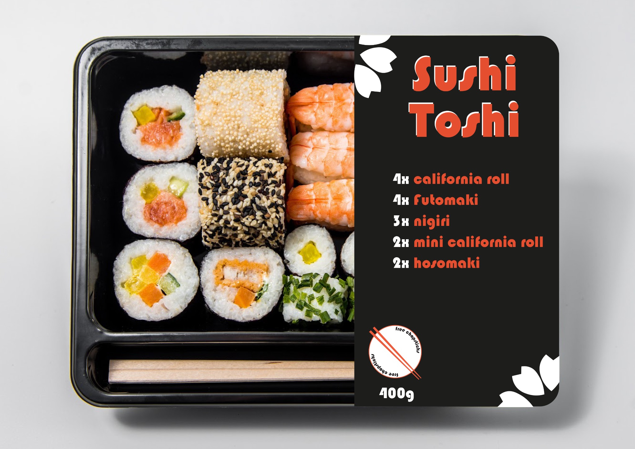 Zestaw sushi 'Sushi Toshi' w czarnym opakowaniu: California roll, Futomaki, Nigiri, Mini California roll, Hosomaki, widoczne pałeczki, etykieta z nazwą i składem.