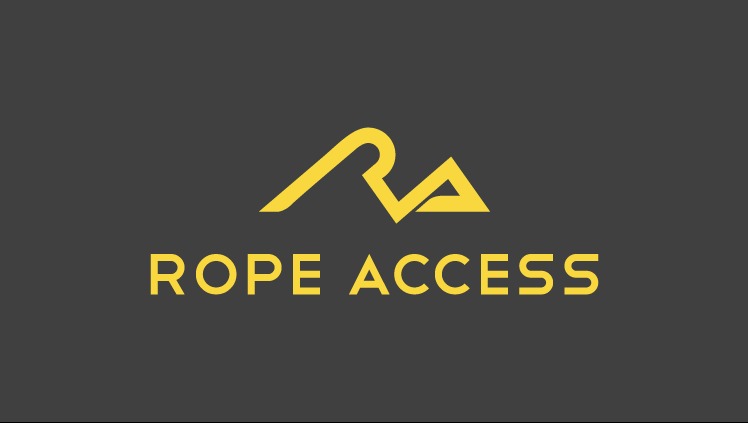 Żółte logo Rope Access na ciemnoszarym tle, przedstawiające stylizowany wierzchołek góry z wpisanymi literami RA.
