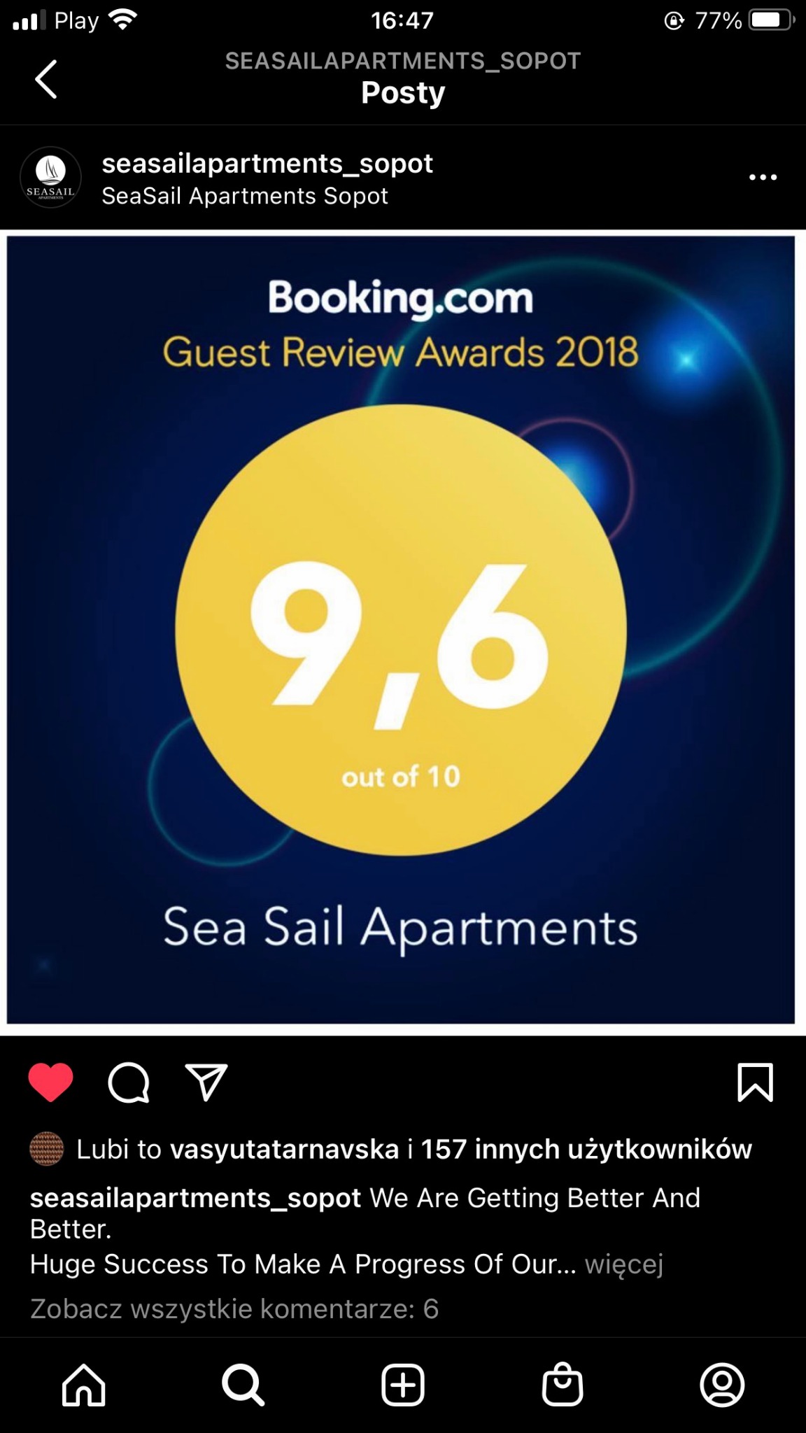 Booking.com Guest Review Awards 2018 dla Sea Sail Apartments z oceną 9,6/10, prezentowane na ciemnoniebieskim tle z okrągłym, żółtym elementem graficznym.