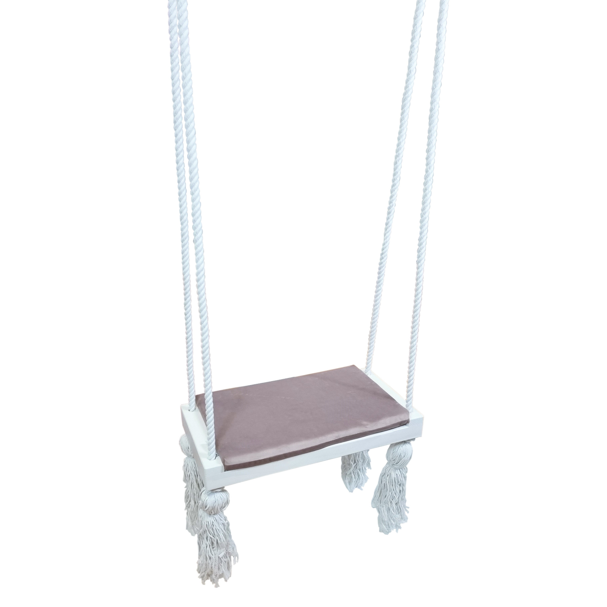 Biała huśtawka dla dziecka z miękkim, szarym siedziskiem i dekoracyjnymi frędzlami, zawieszona na grubych, plecionych linach, na białym tle.