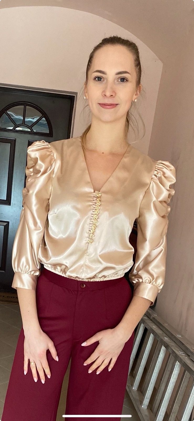 bluzka może posiadać mankiet