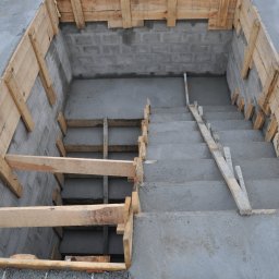 Konstrukcja schodów po zalaniu betonem.