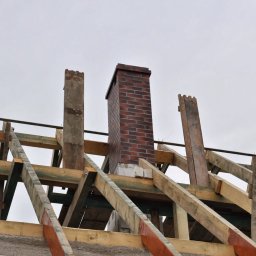 Wykończenie komina z cegły.