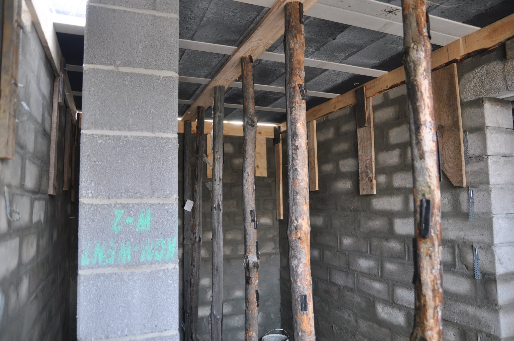 Strop Tervia podparty na stęplach drewnianych.