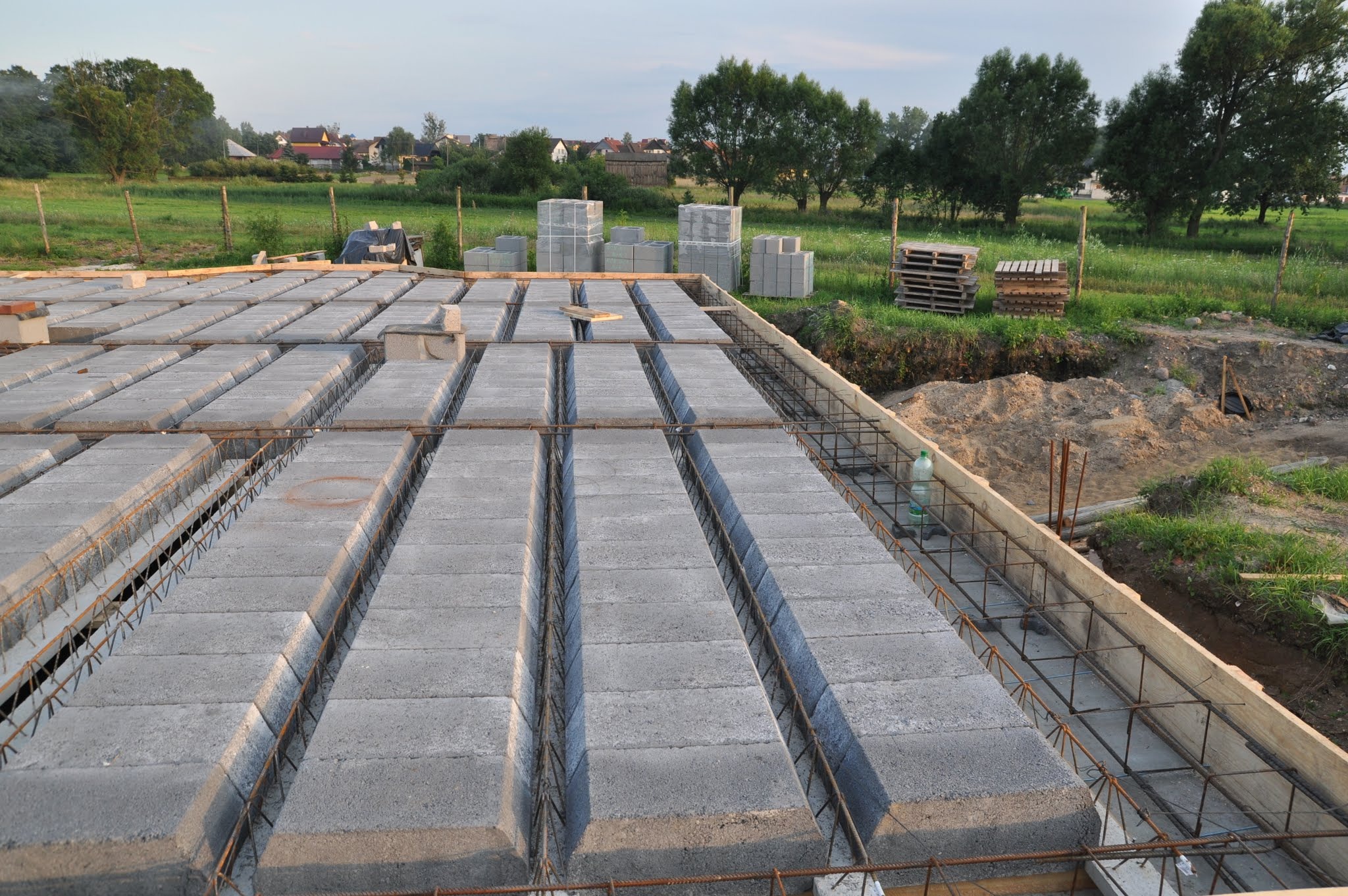 Fragment stropu i wieńca przygotowany pod wylewkę.