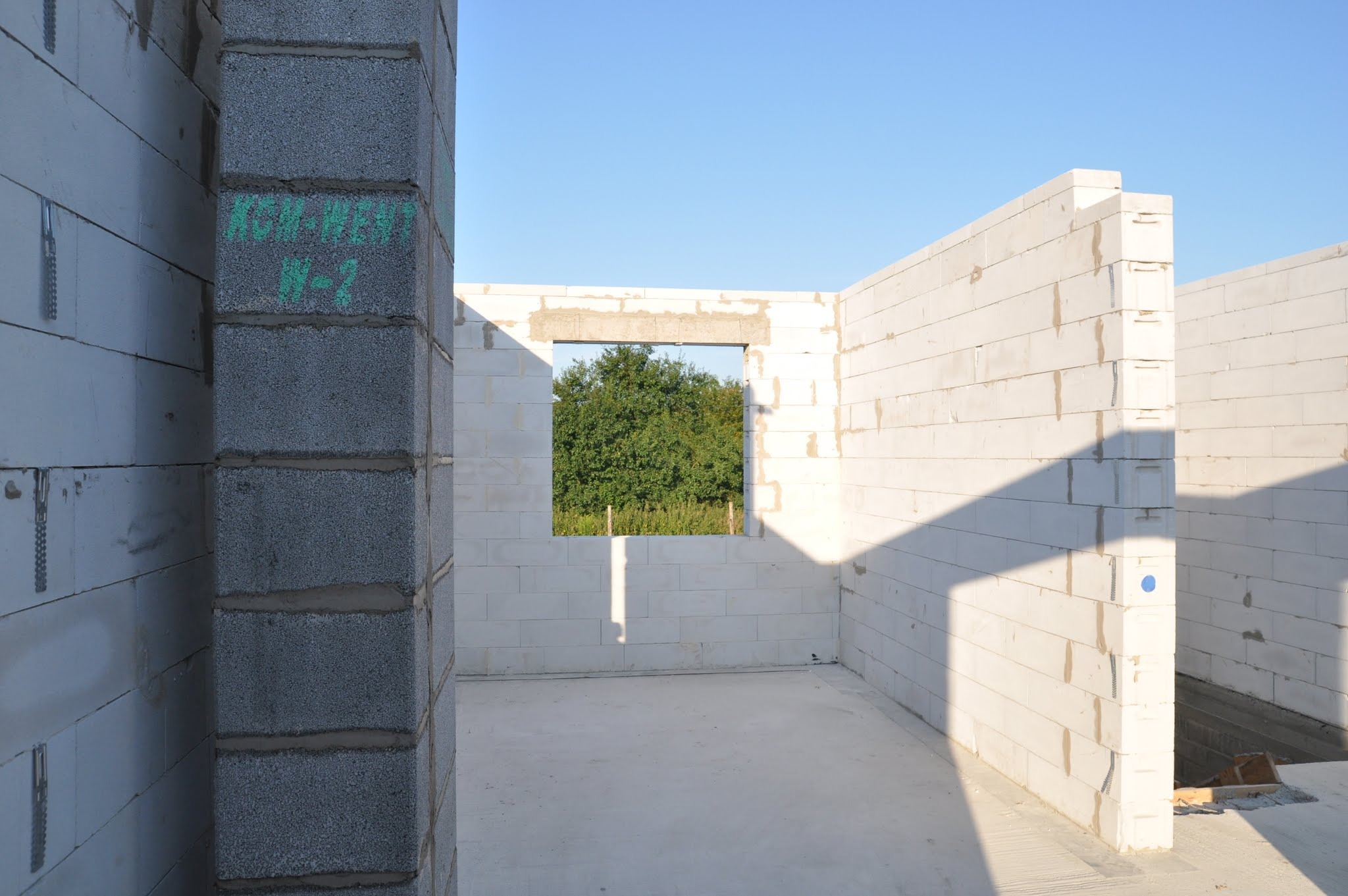 Fragment wykonania ścian z betonu komórkowego wraz z konstrukcją komina.