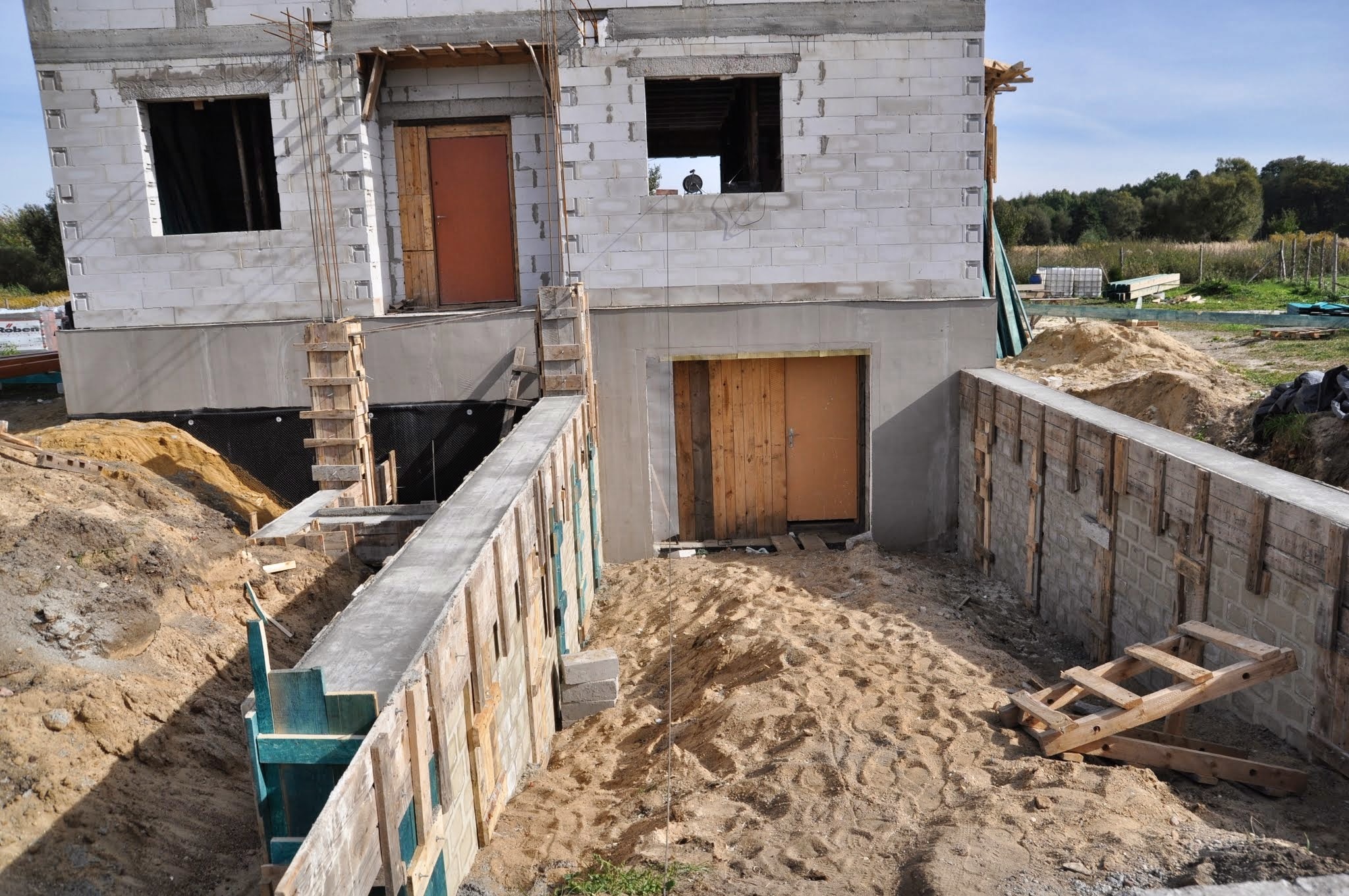 Wykonanie konstrukcji murów oporowych wraz z trzpieniami w celu wzmocnienia.