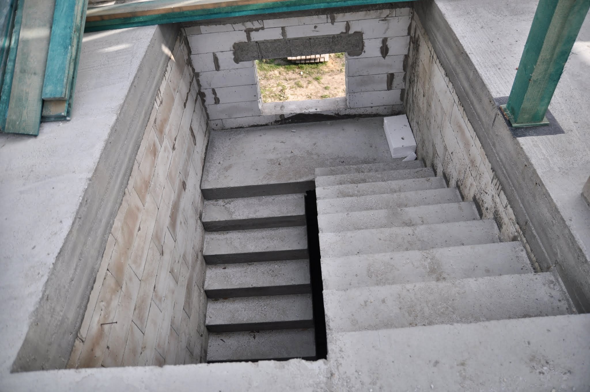 Fragment schodów i stropu po zalaniu betonem.