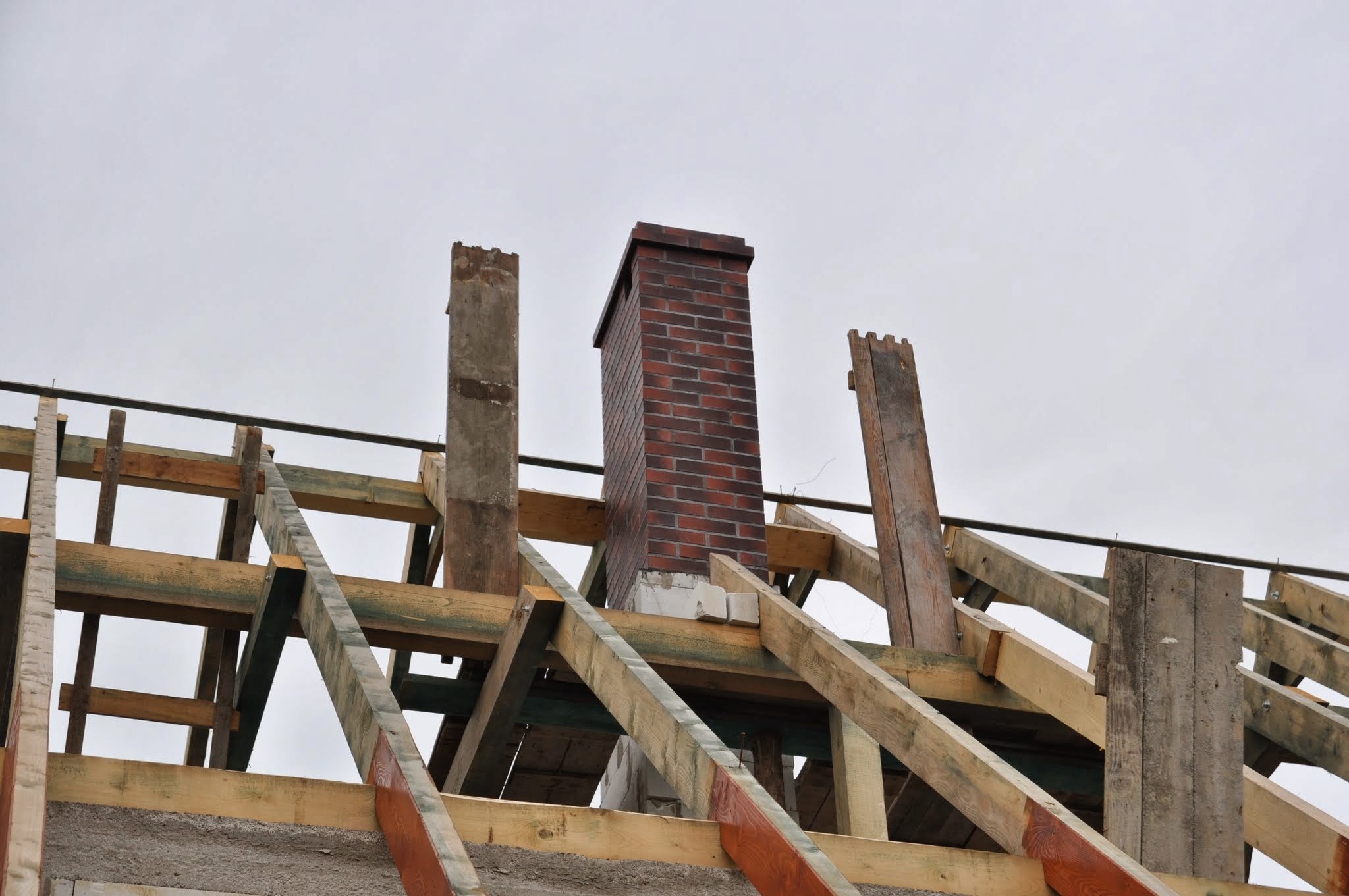 Wykończenie komina z cegły.