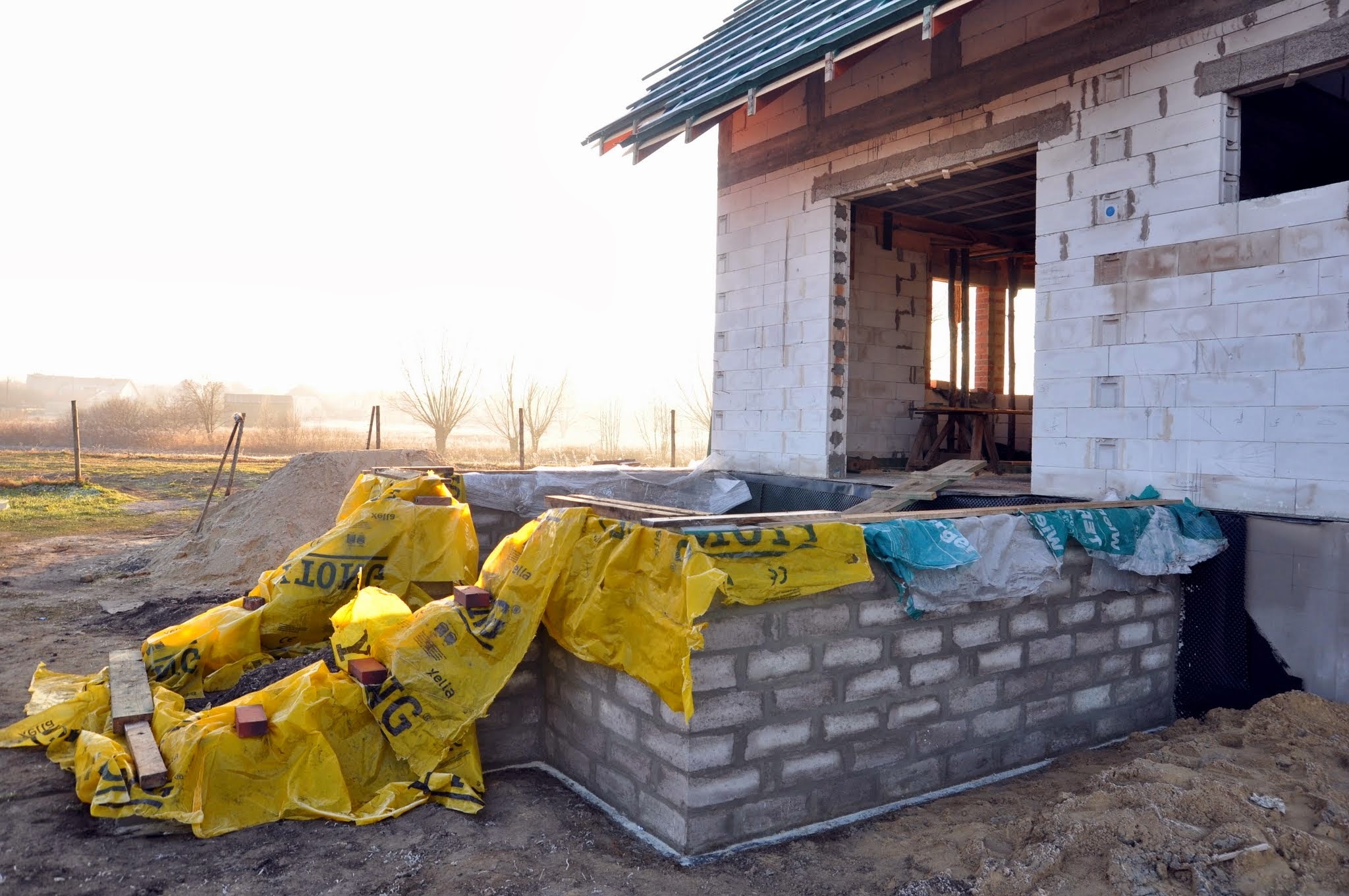 Murowanie tarasu na zewnątrz.