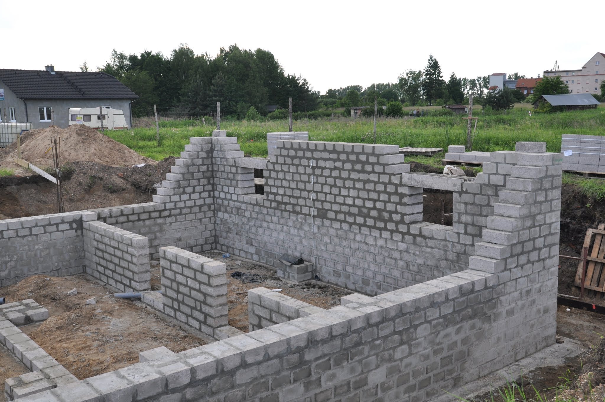 Ściany zewnętrzne piwniczne murowane z bloczka betonowego.