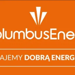 Pomarańczowe tło z białym logo ColumbusEnergy i hasłem 'DAJEMY DOBRĄ ENERGIĘ' w białej ramce.