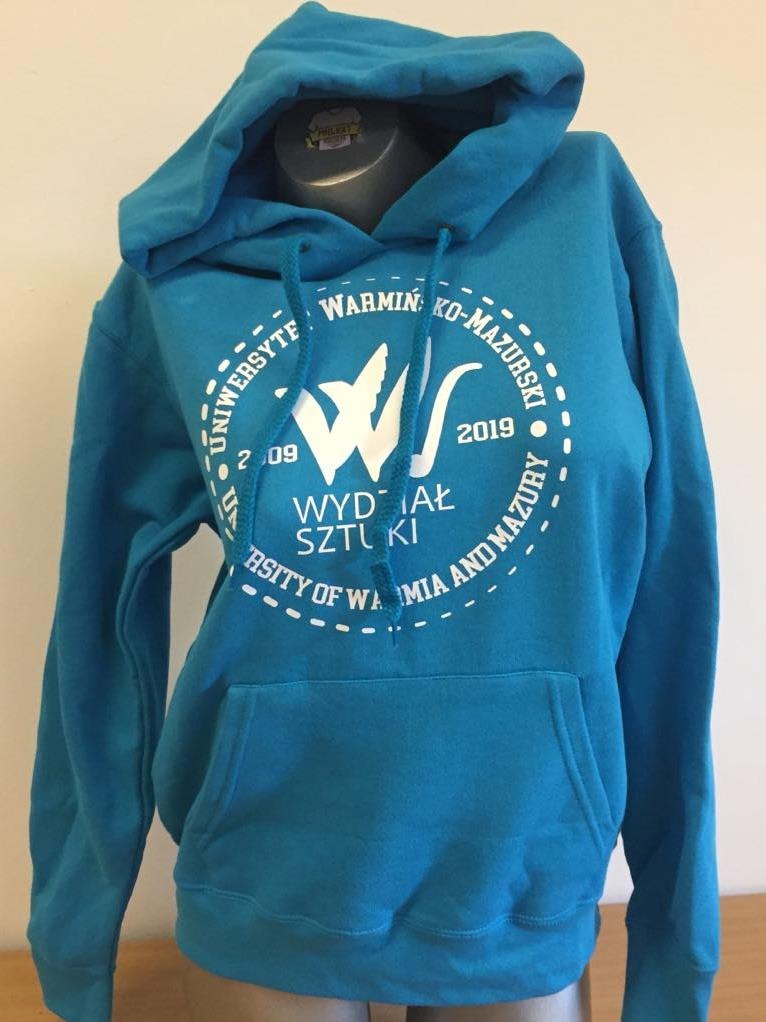 Turkusowa bluza z kapturem z białym nadrukiem Uniwersytetu Warmińsko-Mazurskiego, prezentowana na manekinie.