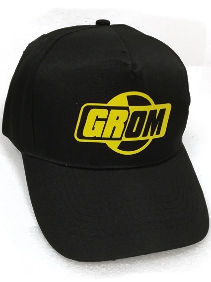 Czarna czapka z daszkiem z żółtym nadrukiem 'GROM' w okręgu, leżąca na białym tle.