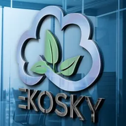 Logo firmy EKOSKY: stylizowana chmura z zielonymi liśćmi, umieszczone na szklanej powierzchni z widocznym odbiciem otoczenia.
