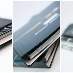 Trzy ujęcia tego samego segregatora z czarną okładką i metalowymi ringami, zawierającego karty z tekstami, z zakładkami indeksującymi.