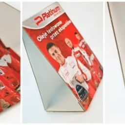 Trzy ujęcia stojaka reklamowego z wizerunkiem kierowców rajdowych trzymających olej silnikowy marki Platinum, na białym tle.