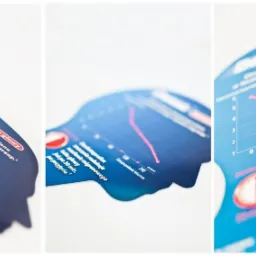 Trzy ujęcia niebieskiej ulotki w kształcie profilu głowy, prezentującej wykresy i informacje o leku przeciwbólowym, z bliska i pod różnymi kątami.