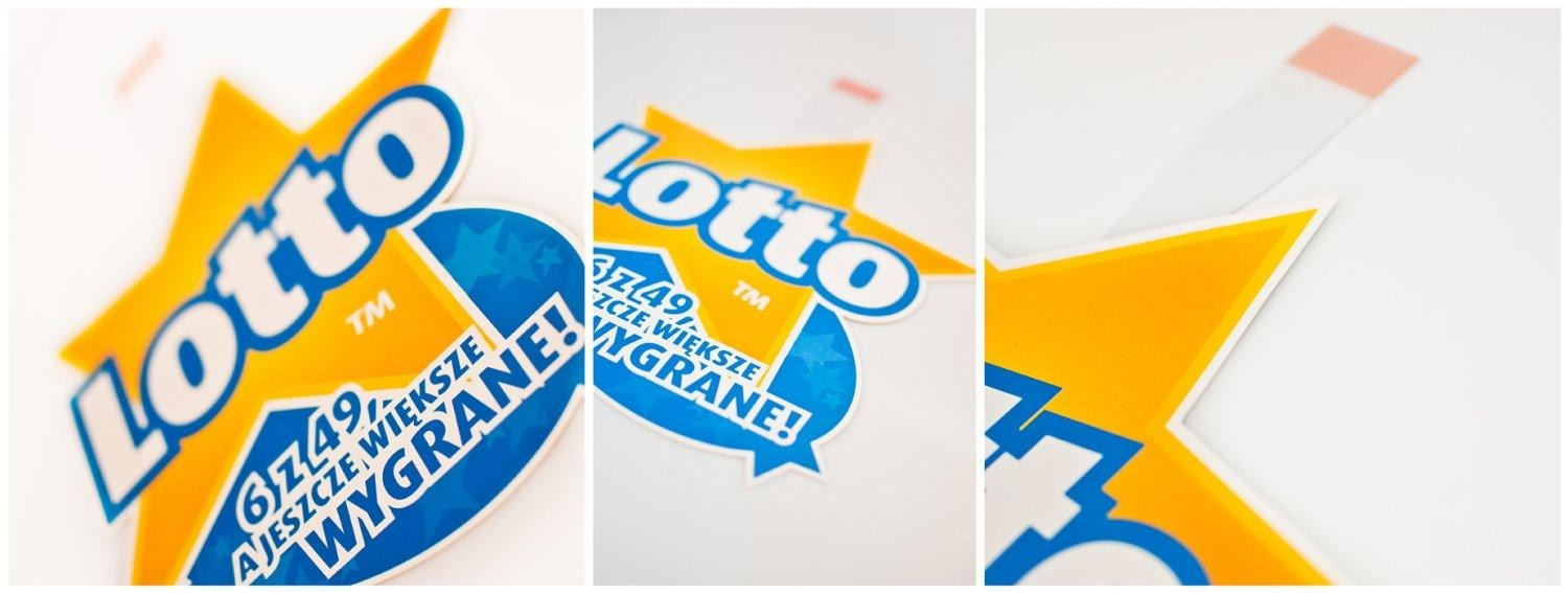 Zbliżenie na naklejki promocyjne Lotto z hasłami o wygranych, ułożone w kolaż na białym tle, z delikatnym efektem rozmycia w tle.
