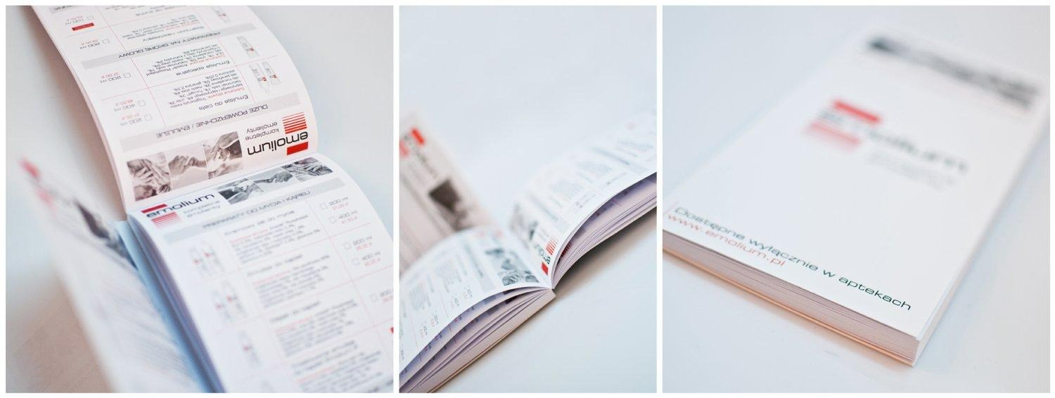 Trzy ujęcia otwartej broszury informacyjnej o produktach emolientowych, ukazujące szczegóły grafiki, tekstu i układu stron na białym tle.