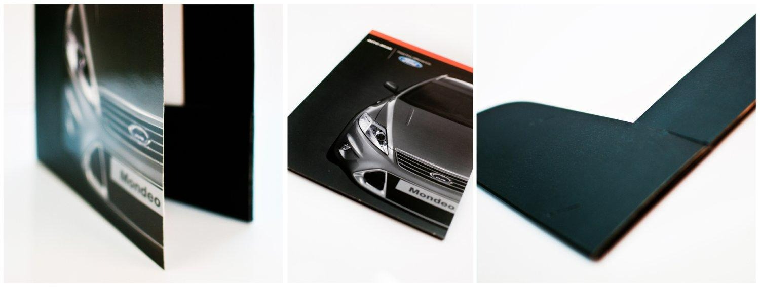Trzy ujęcia tego samego czarnego folderu reklamowego z grafiką samochodu Ford Mondeo, prezentujące różne aspekty wykończenia i detale druku.