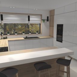 Agmima design sp. z o.o. - Wizualizacja nowoczesnej kuchni z białymi frontami szafek, drewnianymi blatami, czarnymi lampami wiszącymi, oknem z widokiem na drzewa, barkiem z trzema hokerami i wbudowaną półką na wino.
